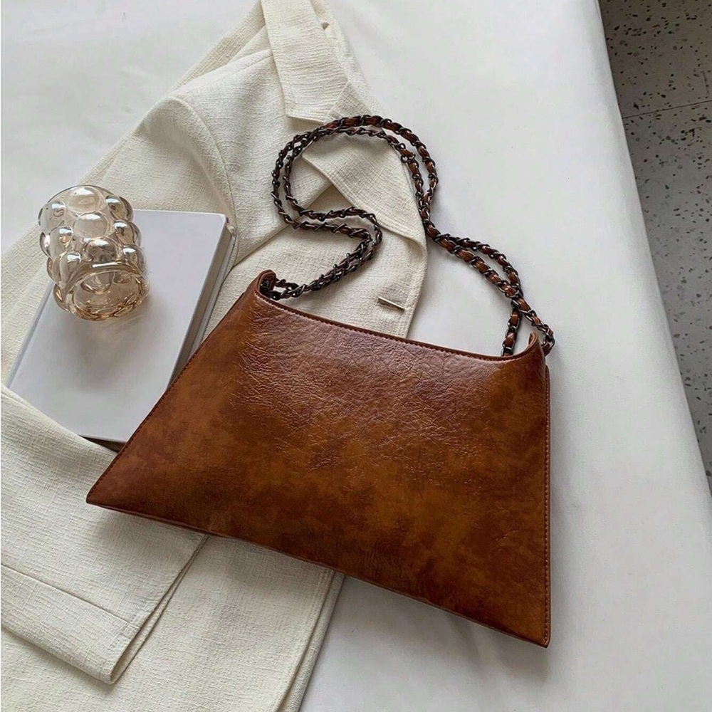 Studded flap chain shoulder bag - Picture 9 of 11